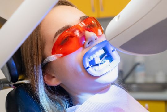 Процедура відбілювання зубів Magic Smile